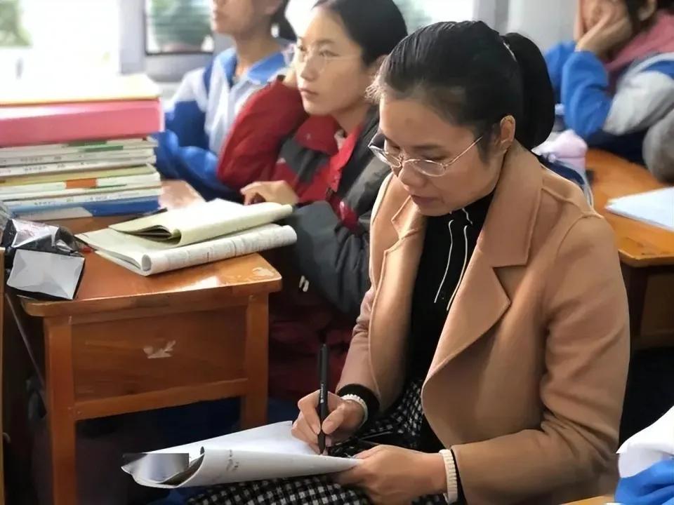 教师工资3000多,为什么还能买房买车?其实他们还有这些收入