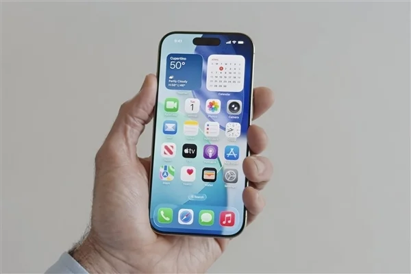 iPhone 17绿色机模开箱：清新配色 一眼种草